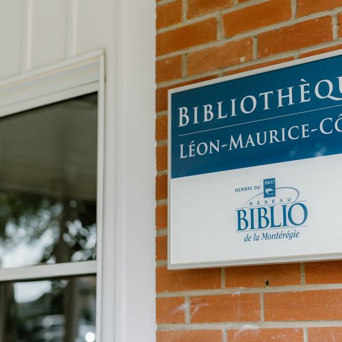 Ville de Bedford - Bibliothèque devant